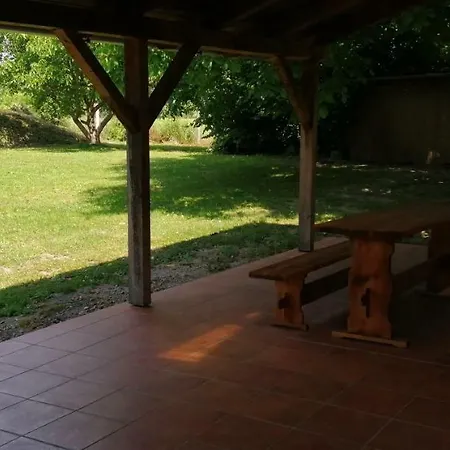 Gesztenye Vendeghaz 公寓 Ságvár